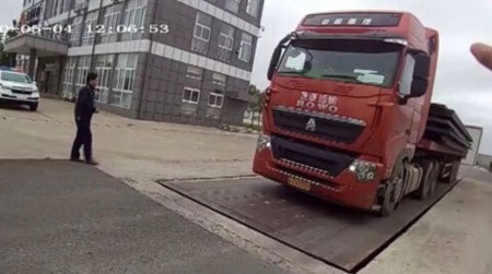 治超站檢測核載50噸貨車過地磅顯示213.96噸！